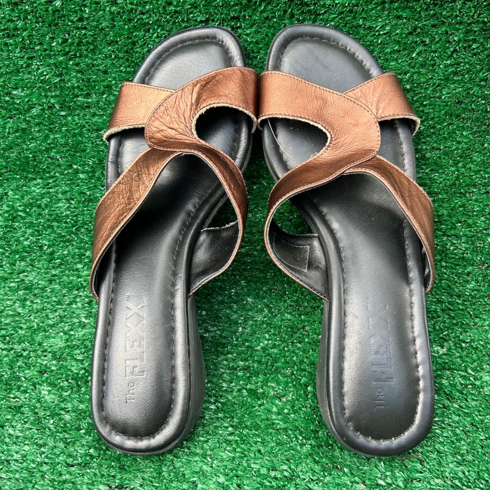 The FLEXX Womens Bronze Metallic Leather Slide Sandals Wedge Comfort Shoes US 8B